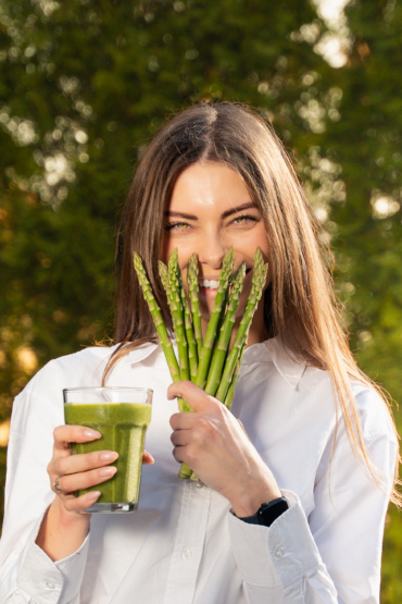 Zdjęcie portretowe: Dietetyk Kliniczny Kamili Hryckiewicz ze szparagami.