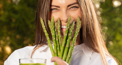 Zdjęcie portretowe: Dietetyk Kliniczny Kamili Hryckiewicz ze szparagami.