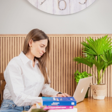 Kamila Hryckiewicz, Dietetyk Kliniczny, na profesjonalnym zdjęciu.