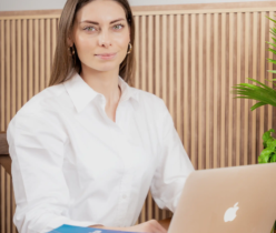 Oficjalne zdjęcie portretowe Kamili Hryckiewicz, specjalistki dietetyki klinicznej.