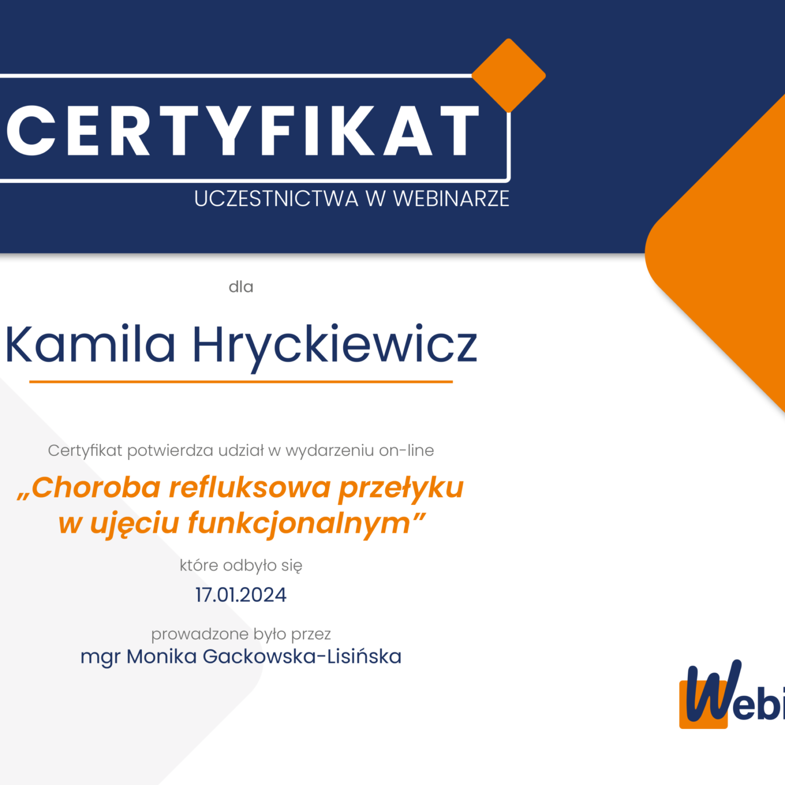 Certyfikat uczestnictwa w webinarze o nowoczesnym, dynamicznym designie. Górna część dokumentu jest granatowa z białym napisem 'CERTYFIKAT UCZESTNICTWA W WEBINARZE' oraz pomarańczowymi geometrycznymi kształtami w rogach. Na środku, na jasnym tle, widnieje imię i nazwisko uczestnika: Kamila Hryckiewicz. Certyfikat potwierdza udział w wydarzeniu online pt. 'Choroba refluksowa przełyku w ujęciu funkcjonalnym', które odbyło się 17.01.2024. Prowadzącą webinar była mgr Monika Gackowska-Lisińska. W prawym dolnym rogu znajduje się granatowo-pomarańczowe logo 'Webinario