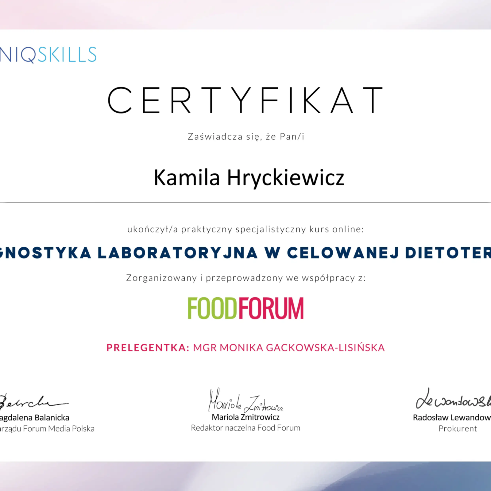 Biały certyfikat z subtelnym gradientem kolorów (różowym po lewej, niebieskim po prawej) i niebieskimi napisami. U góry widoczne są loga UNIQSKILLS oraz FORUM. Certyfikat potwierdza, że Kamila Hryckiewicz ukończyła praktyczny specjalistyczny kurs online pt. 'DIAGNOSTYKA LABORATORYJNA W CELOWANEJ DIETOTERAPII'. Kurs został zorganizowany i przeprowadzony we współpracy z FOODFORUM (zielono-różowe logo) oraz prowadzony przez prelegentkę mgr Monikę Gackowską-Lisińską. Na dole widnieją trzy podpisy: Magdaleny Balanickiej (Prezes Zarządu Forum Media Polska), Marioli Zmitrowicz (Redaktor naczelnej Food Forum) oraz Radosława Lewandowskiego (Prokurent)